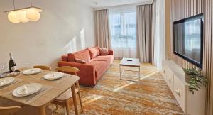 un salon avec un canapé et une table dans l'établissement HolidayHomePL Bel Mare F402 z balkonem, à Międzyzdroje 16 autres photos