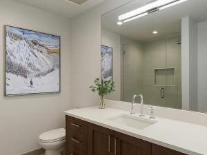 Koupelna v ubytování Renovated Aspen Core 3BR and 2 & Half BA Townhouse + 19 fotografií