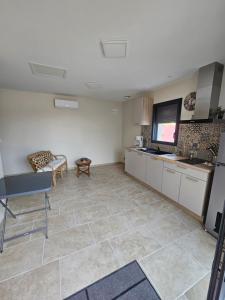 een keuken met een tafel en een bank in een kamer bij La Panurama in Prayssac