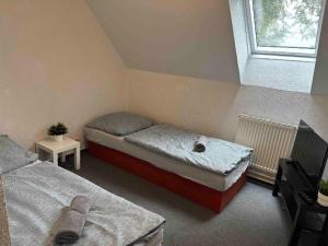 a bedroom with two twin beds and a window at Sport centrum na hřišti in Golčŭv Jeníkov
