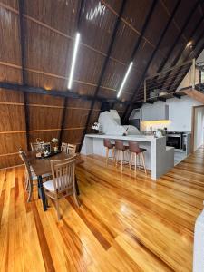 ItaquáにあるChalé de alto padrão Nereuのテーブルと椅子のあるキッチンとダイニングルーム