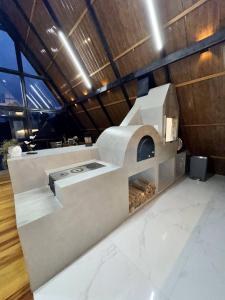 ItaquáにあるChalé de alto padrão Nereuの- キッチン(ピザオーブン付) +46枚の写真