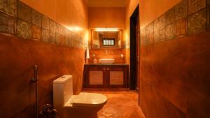 un bagno con un water e un lavandino di Shaili - 3BHK Konkani Villa near Tamastirth beach, Dapoli a Dapoli