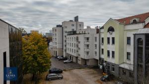 een lege straat in een stad met gebouwen bij La Mia Premium Suite in Tuzla