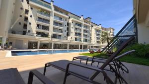 La alberca dentro o cerca de Piscina aquecida , ar, perto da praia, academia- DUO