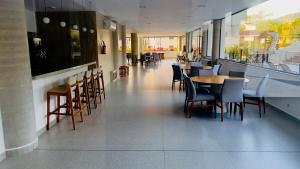 Un restaurante u otro lugar para comer en Piscina aquecida , ar, perto da praia, academia- DUO