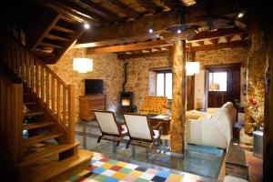 a living room with a couch and a table at Hotel Rural El Zaguán in Lerma