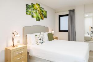 Postel nebo postele na pokoji v ubytování Apartamento Moderno Playa de las Canteras -Las Palmas Gran Canaria