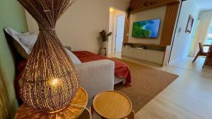 Una televisión o centro de entretenimiento en Piscina aquecida , ar, perto da praia, academia- DUO