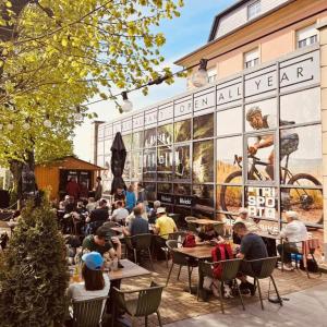 ベルドルフにあるTrail-Inn Natur & Sporthotelの建物前の席