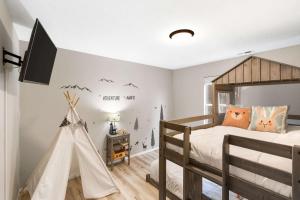 Postel nebo postele na pokoji v ubytování Woodlands Getaway - The Very Best of Branson! Downstairs unit - 17 stairs