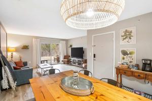 TV a/nebo společenská místnost v ubytování Woodlands Getaway - The Very Best of Branson! Downstairs unit - 17 stairs