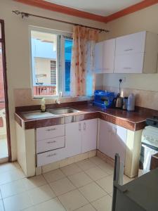 Η κουζίνα ή μικρή κουζίνα στο Mtwapa Luxury Apartment with Pool B1M