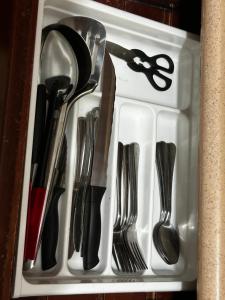 Puerto PlataにあるEspacioso Casa en Puerto Plata cerca de La Playa 4 camas 3 baños Agua caliente Aire condicionado Wi-Fiのフォークやスプーン、食器が詰まった引き出し