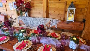 AdamowにあるKrólikowe Chatyの木製テーブル +91枚の写真