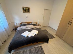 um quarto com uma cama com duas toalhas em Kitti Kuckója em Debrecen