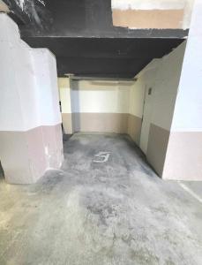 una habitación vacía en un edificio en construcción en LE COSY Canet - Studio pour 2 personnes à 30m de la plage avec parking, en Canet-en-Roussillon