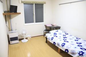 a hospital room with a bed and a window at Minpakushisetsu Nipopo - Vacation STAY 19567 in Fukagawa
