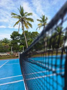 Tenis a/nebo squash v ubytování Whispering Palms Resort nebo okolí