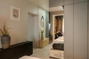 ein Schlafzimmer mit einem Bett und einem Spiegel in der Unterkunft La Gloire by Blvd 8B2 - Premium Studio Retreat in Bukarest