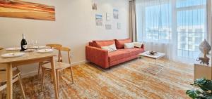 un salon avec un canapé et une table dans l'établissement HolidayHomePL Bel Mare F540 z balkonem, à Międzyzdroje