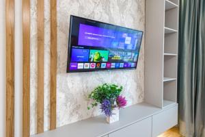 Elle comprend un salon doté d'une télévision murale à écran plat. dans l'établissement ЖК Поколение, Байтерек, Абу Даби 434, à Astana