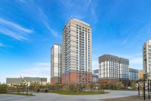 un groupe de grands immeubles dans une ville dans l'établissement ЖК Поколение, Байтерек, Абу Даби 434, à Astana