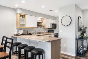 A kitchen or kitchenette at Catch the Sunrise - Branson Mo - Holiday Hills - 2bd Condo