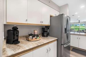 A kitchen or kitchenette at Catch the Sunrise - Branson Mo - Holiday Hills - 2bd Condo