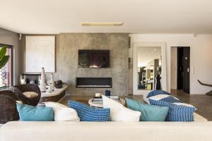 - un salon avec des oreillers bleus et blancs dans l'établissement Carmim Villa by Cadenzalux, à Biscaia