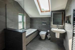 une salle de bains avec lavabo, baignoire et toilettes dans l'établissement Ellenboro House, Cosy Sleeps 2, Near Cartmel, à Grange-over-Sands 8 autres photos