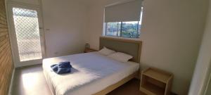 - une chambre avec un lit doté d'un sac bleu dans l'établissement Park Beach Plaza Apartment, à Coffs Harbour