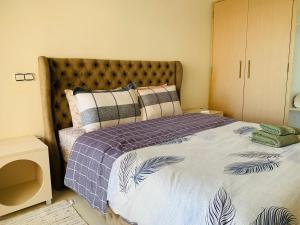 アウリールにあるAppart en bord de mer avec piscine vue imprenableのベッドルーム(紫色の掛け布団付きのベッド1台付) +28枚の写真