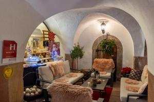 圣伊波利特Hôtel Val-Vignes Colmar Haut-Koenigsbourg, The Originals Relais的有两张沙发和一张桌子的客厅