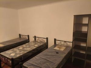 サンタ・ロサ・デ・カラムチタにあるLa Casa de Elisaのベッド2台と棚付きの部屋