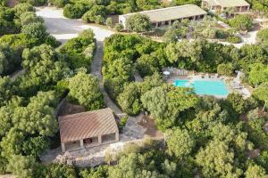 eine Luftaufnahme eines Hauses mit Swimmingpool in der Unterkunft Village surrounded by greenery with swimming pool just a few minutes from Alghero in Alghero