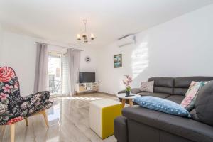 ヴィルにあるHouse Brankaのソファと椅子のあるリビングルーム