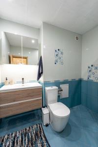 ein Badezimmer mit Toilette, Badewanne und Waschbecken in der Unterkunft Beni Deluxe 1 in Plowdiw + 13 Fotos