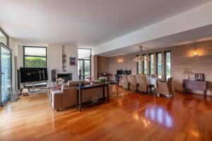 ein großes Wohnzimmer mit einem Esszimmer und einem Wohnzimmer mit in der Unterkunft VILLA AMYRA 6&2, Emma Villas in Madonna della Pace