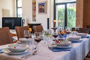 einen Tisch mit Weingläsern und Tafeln darauf in der Unterkunft VILLA AMYRA 6&2, Emma Villas in Madonna della Pace