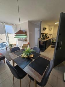 a dining table and chairs in a living room at Nuevo cómodo dep a pasos del mall open Rancagua in Rancagua