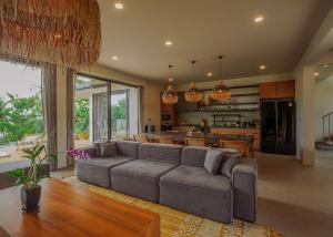 Χώρος καθιστικού στο Dreamy Ocean Villa B - New Sea View Retreat