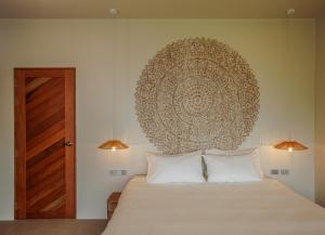 Ένα ή περισσότερα κρεβάτια σε δωμάτιο στο Dreamy Ocean Villa B - New Sea View Retreat +17 φωτογραφίες