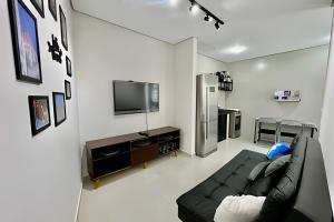 ein Wohnzimmer mit Couch und Flachbildfernseher in der Unterkunft Residencial Piranji in São Paulo