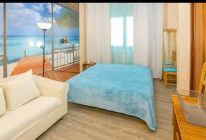 een woonkamer met een bed en een bank bij Arguinegin 2 Bedroom Apartment Ocean View in Arguineguín