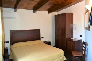 A bed or beds in a room at Agriturismo San Martino