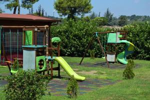 Agriturismo San Martino tesisinde çocuk oyun alanı