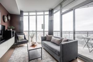 Гостиная зона в Сoolness 1 Bedroom Condo in Downtown