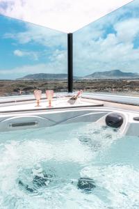 Bazén v ubytování COTILLO MAR 15A- Apartamento moderno con jacuzzi y vista mar nebo v jeho okolí