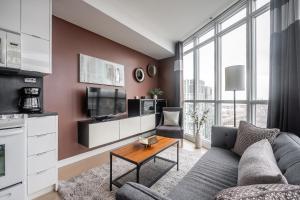 Кухня или мини-кухня в Сoolness 1 Bedroom Condo in Downtown
